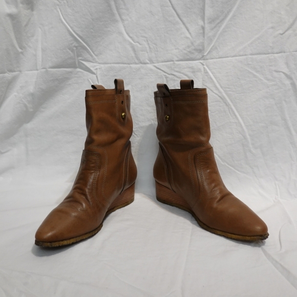 FRYE Tan Leather Low-heeled Wedge Ankle Boots with Rubber Soles, size 8 - Picture 3 of 9